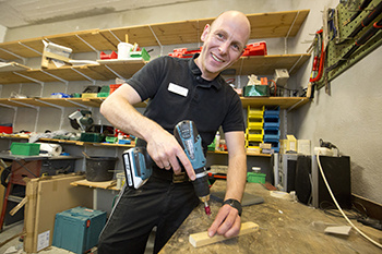 Haustechniker bei der Arbeit Haustechniker bei der Arbeit